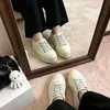 Zapatillas blancas de piel de vacuno de capa superior con suela de espuma para mujer, nuevo modelo otoño e invierno 2026, zapatos de plataforma de piel de oveja de capa superior, zapatos de mujer con suela gruesa