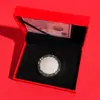 Los nuevos pastelitos de luna pequeños con incrustaciones de plata para el Festival de Medio Otoño, con un diseño de flores y una luna llena, son perfectos como exquisitos regalos para familiares y amigos durante el Festival de Medio Otoño.