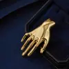 Broche abstracto con forma de mano europeo y americano, pasador de mano metálico dorado brillante, broche transfronterizo personalizado para trajes y abrigos
