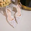 Sandalias EK-29 para mujer con punta fina, encaje floral, tacones altos, espalda descubierta, punta cerrada, tacón fino, zapatos florales blancos, estilo de hada