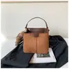 Bolso de mano pequeño retro de moda para mujer, nuevo estilo 2026, bolso cruzado versátil, bolso de hombro de nicho a la moda y bolso tipo cubo
