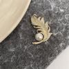 Moda Luz Luxo Dourado Pérola Folha Broche Requintado Nicho Design Sense Suit Pin All-match Anti-luz