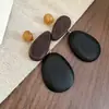 Pendientes de madera tejidos de estilo étnico bohemio para mujer 2026 nuevos pendientes pequeños de botón de nicho accesorios de estilo para viajes y vacaciones para mujer