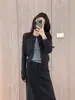 Nuevo Cardigan de Punto Color Block Falso de Dos Piezas Adelgazante para Mujer Tallas Grandes Otoño 2026 con un Toque de Alta Gama