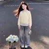 Elegante sudadera de manga larga para niños mayores, combinada con pantalones de pierna ancha de moda, un conjunto casual de dos piezas para niñas, perfecto para primavera y otoño