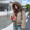 Nueva Chaqueta Acolchada de Invierno 2026 con Cuello Grande de Piel, Abrigo Corto de Algodón Ajustado para Figuras Pequeñas