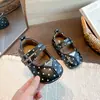 Sapatos de couro femininos estilo coreano com bico dividido de bolinhas, sapatos de princesa, novos modelos de outono e inverno para crianças, meninas pequenas e crianças maiores, mocassins