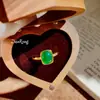 Anillo Vintage Estilo Corte Color Dorado Imitación Calcedonia Verde, Apilable, Lujo Ligero, Exquisito Diseño de Alta Gama
