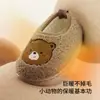 Chinelos e sapatos de algodão com tema de animais de desenho animado, novo estilo infantil inverno 2026, adequados para uso interno e externo, antiderrapantes, leves e macios, para bebês e meninas