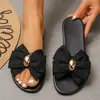 Sandalias planas tipo moño estilo europeo y americano para uso casual al aire libre, pantuflas de mujer sin talón con puntera abierta y decoración metálica