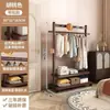 Cabideiro para uso doméstico no quarto, um cabideiro simples de chão, modelo novo, não é de madeira maciça, cabide para economizar espaço