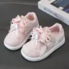 Zapatos de Tabla para Niñas 2026 Primavera/Otoño Nuevos Dibujos Animados Zapatos Blancos Velcro Suela Suave Antideslizantes Zapatos para Niños Zapatos Deportivos Casuales