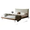 Cama de madera maciza tapizada con tela a rayas estilo mediados de siglo con un cabecero alto, un diseño de cama doble minimalista para el dormitorio principal en estilo wabi-sabi