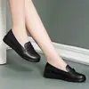 Zapatos de madre con suelas suaves, sin cordones, cómodos y versátiles zapatos planos para mujer, novedad otoño 2026, zapatos casuales de color liso para mujer de mediana edad