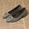 Novidade de Outono Sapatos de Salto Bloco Baixo Bico Fino para Mulheres Solado Macio Fivela Quadrada Confortáveis Leves Slip-on Trabalho Sapatos Pequenos de Couro