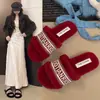 Chinelos Peludos Estilo Tweed para Uso Externo Feminino Outono 2025 Novos Chinelos Baixos Bordados Letras Linha Única Chinelos de Algodão Atacado