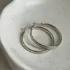 Brincos de argola dourados brilhantes estilo minimalista para mulheres, luxo leve, de alta qualidade, únicos, modernos, na moda, versáteis para o dia a dia.