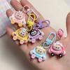 [XZ] Coche de Dibujos Animados Tela Tela Llavero Colgante Lindo Corazón de Niña Accesorios Colgantes para Mochila Regalo para Novia