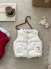 Conjunto de tres piezas para bebé estilo coreano otoño e invierno de 1 a 3 años 2026 nuevo chaleco ligero de plumas y mallas traje térmico