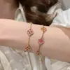 Versão de Luxo Pulseira de Trevo de Cinco Folhas em Calcedônia Van Cleef & Arpels com Ouro Rosa, Cristal Rosa, Diamante, Ágata, Trevo da Sorte e Pulseira de Madrepérola para Mulheres