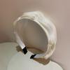 Corea del Sur moda accesorios para el cabello diseño de textura plisada mercerizada ligera diadema de borde ancho de perlas temperamento alto diadema superior de cráneo
