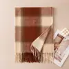 Bufanda de cuadros estilo universitario para mujer, ambiente invernal, chal suave con flecos, regalo para amigas, bufanda larga de cuadros