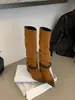 Botas compridas de novo estilo 2026, versáteis e elegantes, com saltos de madeira e design de bico fino
