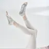 Venta directa de fábrica de calcetines de yoga, calcetines de cinco dedos, calcetines de fitness, calcetines para deportes de interior y calcetines específicos para Pilates. Están hechos de algodón, son cortos y ofrecen un excelente agarre y flexibilidad.