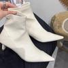 Botines Cortos de Punta Fina Estilo Francés para Mujer, Novedad Otoño e Invierno 2025, Tacón Bajo, Moda, Piel Suave, Versátiles, Forro de Felpa, Botines Adelgazantes y Botines