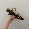 Primeiro Encontro com as Sandálias de Salto Anabela Trançadas de Camurça Bico Fino Estilo Francês, Novo Modelo Verão 2026 com Fivela Salto Alto Romano