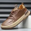 Zapatos de Hombre de Cuero Genuino Europeo con Suelas Gruesas, Zuecos Casuales Transpirables Huecos, Zapatos Blancos de Hombre 2026 Otoño Nuevos y Modernos