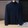 Nueva camiseta básica de punto de cachemira para otoño e invierno, moderna para negocios y para ir al trabajo, de color liso, cuello alto, simple y elegante para hombre