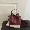 Otoño/Invierno 2026 Nuevo Bolso Cubo Simple de Lujo Ligero Chic de Moda Versátil Textura de Alta Calidad de un Solo Hombro Cruzado de Mano