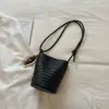 Bolso Pequeño Tejido Retro Estilo Coreano para Mujer, Nuevo de Verano 2026, Bolso Cubo de Hombro Cruzado de Nicho de Alto Valor