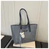 Bolso de un solo hombro, bolso tote de gran capacidad, gamuza de otoño e invierno, bolso nicho estilo coreano, nuevo modelo popular, último color liso, diseño simple