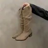 Botas Longas Femininas Marrons com Decote em V 2026 Outono/Inverno Novas Botas de Salto Grosso Camurça Botas Altas Botas de Cavaleiro Botas Arredondadas Estilo Western