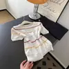 Camiseta de Tricô Branca Listrada com Gola Redonda e Manga Curta para Mulheres, Camada Interna ou Externa, Curta, Ombro Normal, Top Pequeno, Verão 2026