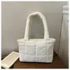 Bolso tote relleno de plumas estilo europeo y americano, un bolso de mano elegante y de alta calidad para mujer, nueva colección de invierno, bolso de hombro y bolso de axila para el trabajo