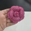 6,6 cm de comprimento flor de strass de alta qualidade Camélia flor de couro anti-veludo para lapela corsage clip formato de flor base com broche de alta qualidade