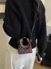 Bolso pequeño mini de estilo coreano con estampado floral borde de volantes a cuadros para niños bolso de mano para niña se puede llevar cruzado un solo hombro agujero para auriculares sobre rojo