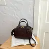 Coleção de outono 2026 transfronteiriça: bolsas de ombro estilosas e da moda, bolsas tote únicas e chiques, e bolsas transversais retrô de nicho
