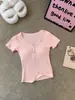 Nova Camiseta Versátil Bordada com Botões, Design de Nicho para Primavera e Verão, Única e Linda para Meninas Modernas, com Bojos Embutidos e Tops para Mulheres