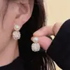 Pendientes de botón de estilo de lujo ligero de moda con baño de oro, diamantes completos de imitación y perlas para mujer, brillantes y elegantes para invierno y Año Nuevo