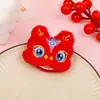 Bordado de Dibujos Animados León Despertando Colgante de Peluche Festivo de Año Nuevo DIY para Zapatos Bolsas Ropa Accesorios para el Cabello Puesto Accesorios de Caja de Regalo Suministros