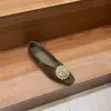 Zapatos nuevos de moda para otoño, planos, sin cordones, con decoración metálica, mocasines pequeños 2026 con aumento interno de altura y punta cuadrada adelgazante