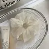 Suave Scrunchie de Encaje Blanco Crudo con un Tacto Suave y Juvenil, como de Hada, para Coletas Bajas y Peinados de Moño