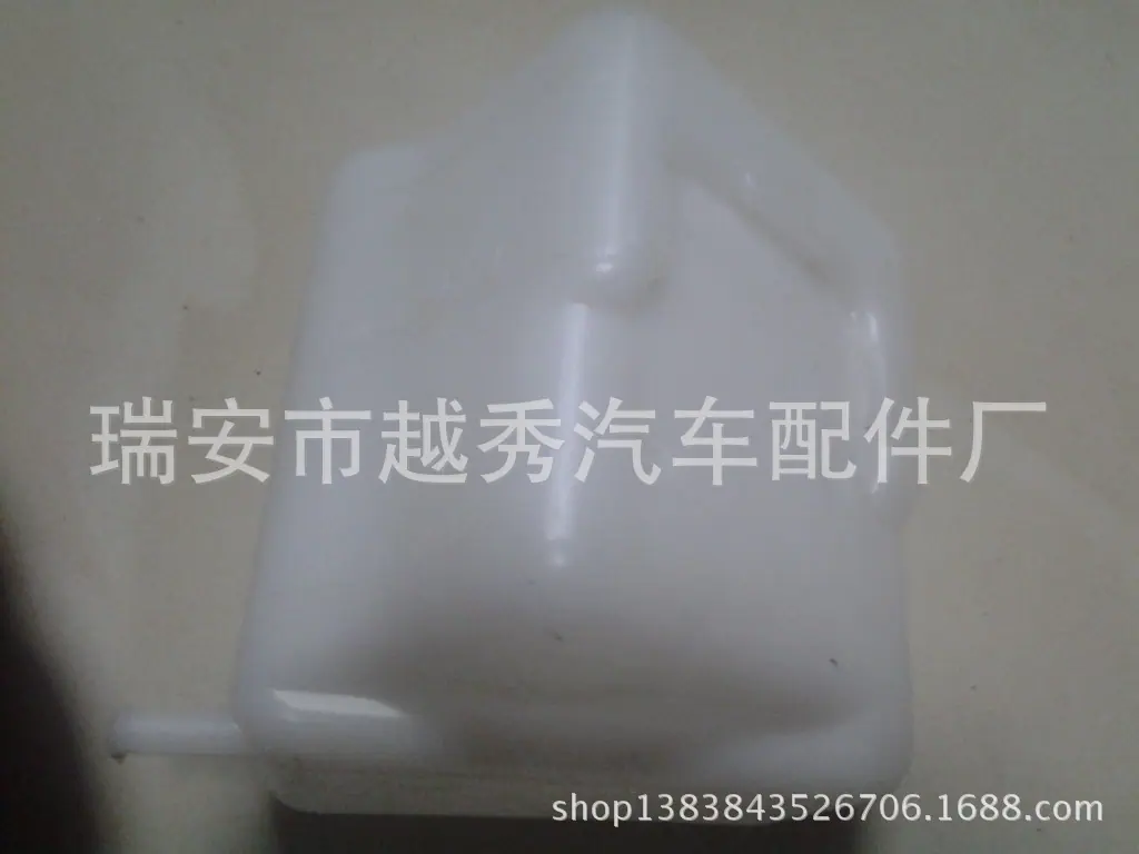 风窗洗涤器喷水壶。溢水壶