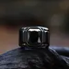Anéis de Moda Europeus e Americanos, Anéis Dominadores Masculinos Exagerados com Zircônia e Diamante Grande, Anéis Criativos Micro-Embutidos de Luxo Leve para Dedo Indicador Atacado