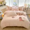Conjunto de quatro peças em veludo de leite bordado com toalha, roupa de cama de fleece de coral de inverno, capa de edredom, lençol de cama e conjunto de três peças em flanela