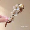 Presilha de Cabelo Torcida com Pérolas e Flores de Alto Padrão para Mulheres 2026 Novo Modelo Elegante Acessório de Cabelo para a Parte de Trás da Cabeça